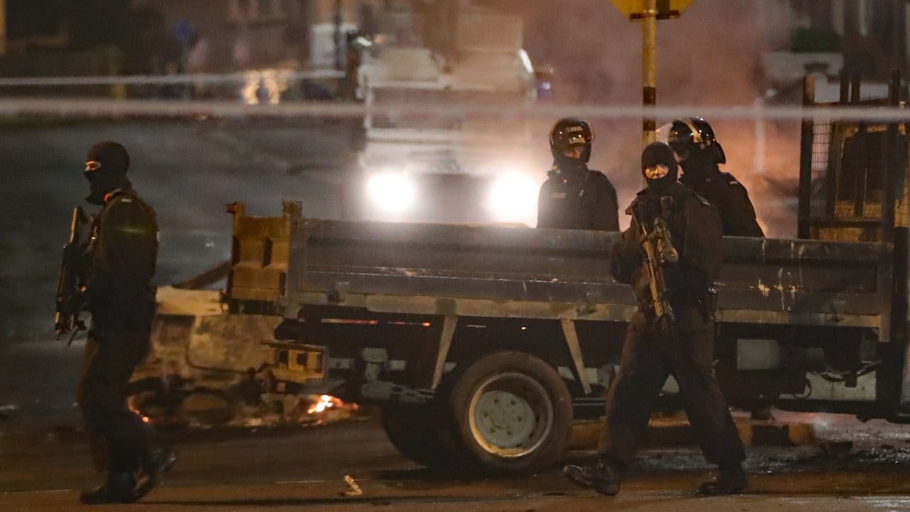 Schwer bewaffnete Polizisten während der Auseinandersetzungen in Nordirland.