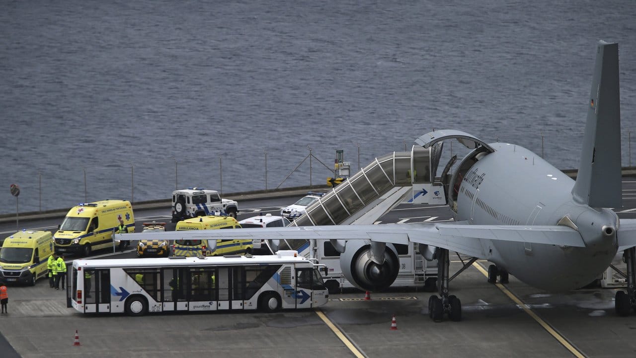 Krankenwagen bringen deutsche Verletzte auf dem internationalen Flughafen Funchal zu einem Flugzeug der deutschen Luftwaffe. Krankenwagen bringen deutsche Verletzte auf dem internationalen Flughafen Funchal zu einem Flugzeug der deutschen Luftwaffe.