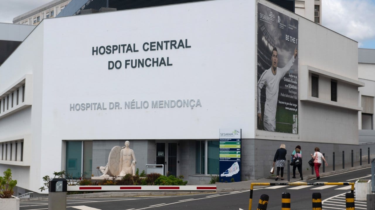 Im Krankenhaus "Hospital Central do Funchal" werden Opfer des Busunglücks behandelt. Im Krankenhaus "Hospital Central do Funchal" werden Opfer des Busunglücks behandelt.
