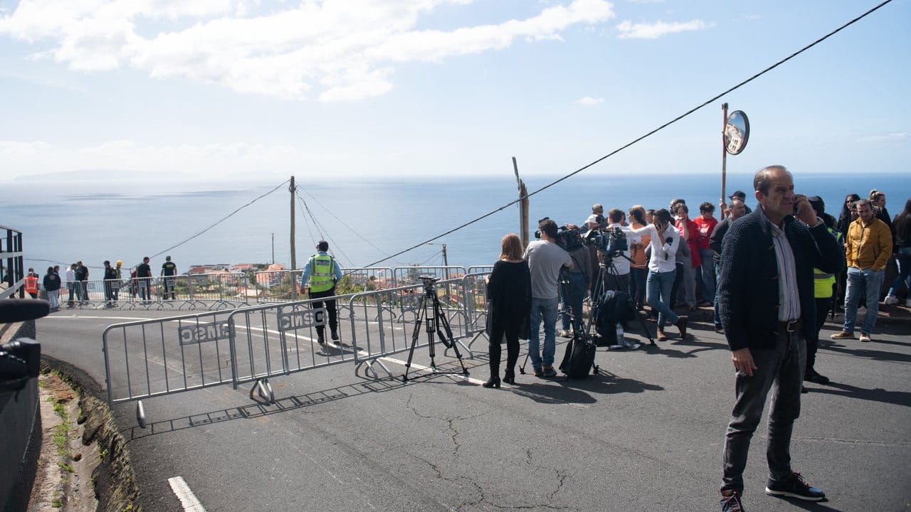 Polizisten, Journalisten, Einheimische und Touristen an der Kante, über die der Reisebus in die Tiefe gestürzt war. Polizisten, Journalisten, Einheimische und Touristen an der Kante, über die der Reisebus in die Tiefe gestürzt war.