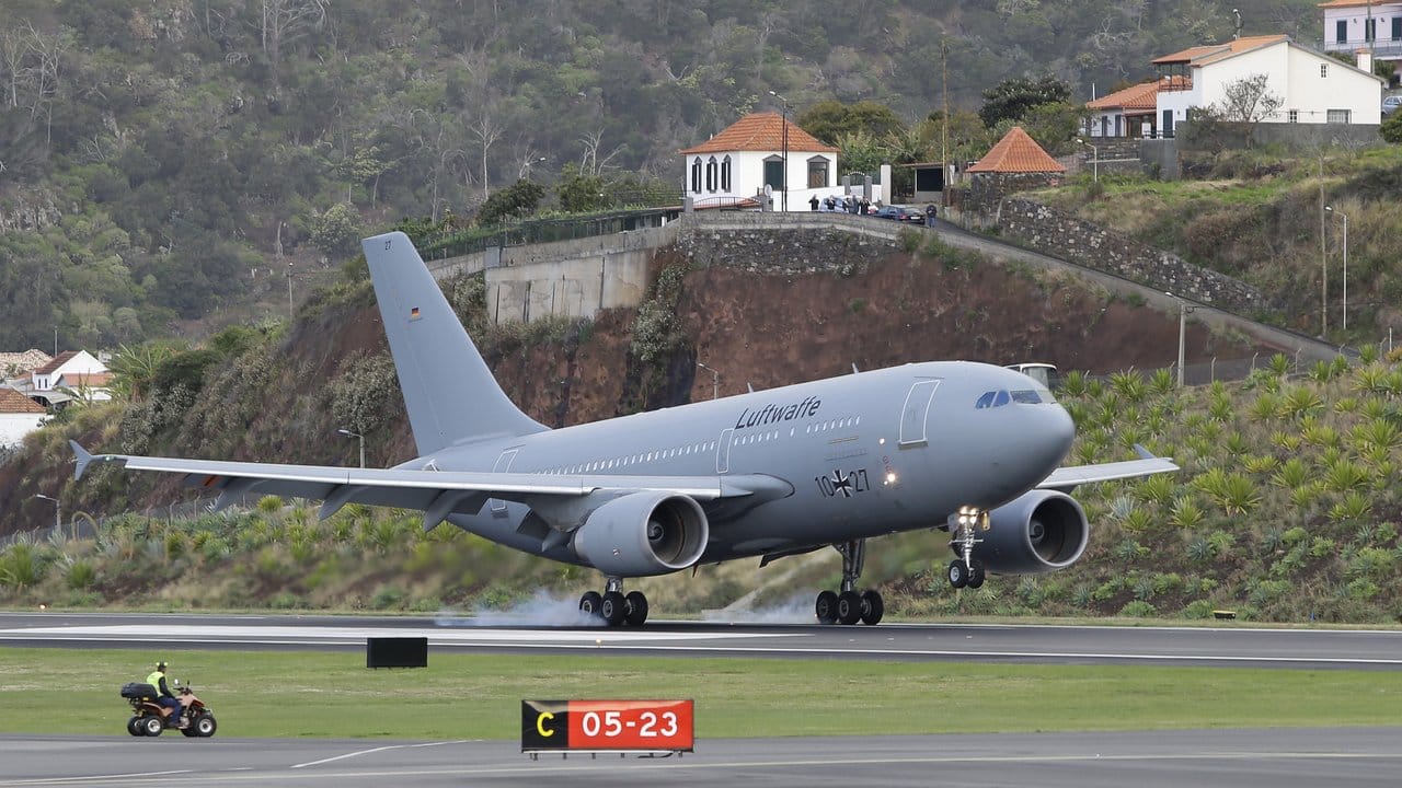 Ein Flugzeug der deutschen Luftwaffe landet auf dem internationalen Flughafen in Funchal. Ein Flugzeug der deutschen Luftwaffe landet auf dem internationalen Flughafen in Funchal.