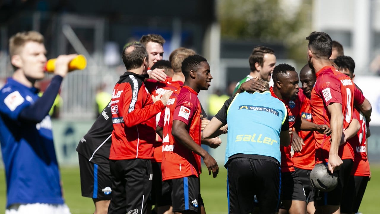Die Paderborner Spieler feiern den 2:1-Sieg in Kiel.