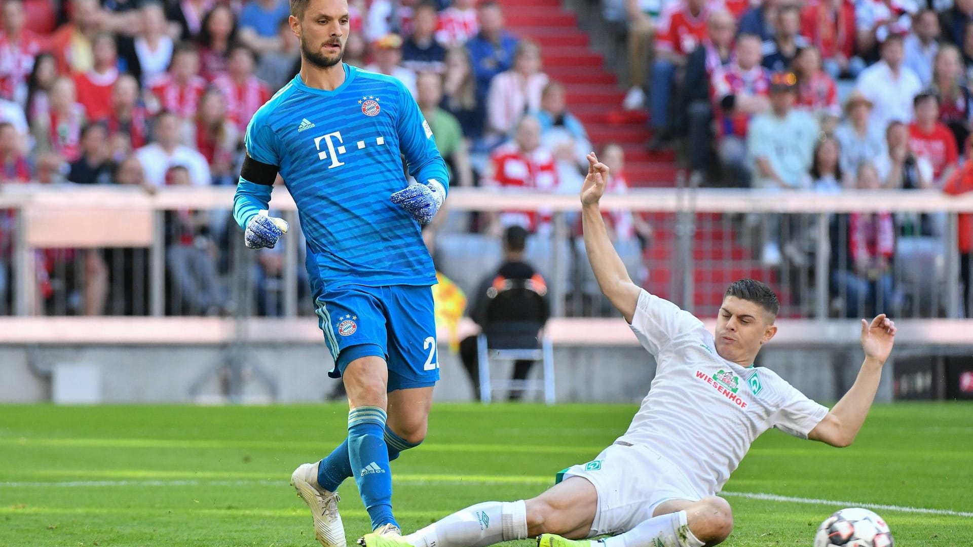 Sven Ulreich: Vertrat den verletzten Kapitän Manuel Neuer im Tor. Einige Unsicherheiten zum Start, wie beispielsweise in der 18. Minute, als er den Ball fast unbedrängt ins Toraus spielte. Hatte mit zunehmender Spieldauer immer weniger zu tun. Note: 4