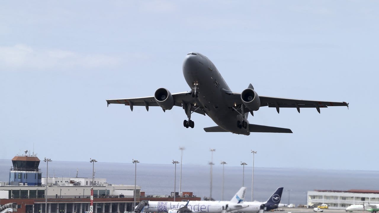 Das aus Funchal gestartete Flugzeug der deutschen Luftwaffe ist inzwischen auf dem militärischen Teil des Flughafens in Köln-Wahn gelandet. Das aus Funchal gestartete Flugzeug der deutschen Luftwaffe ist inzwischen auf dem militärischen Teil des Flughafens in Köln-Wahn gelandet.