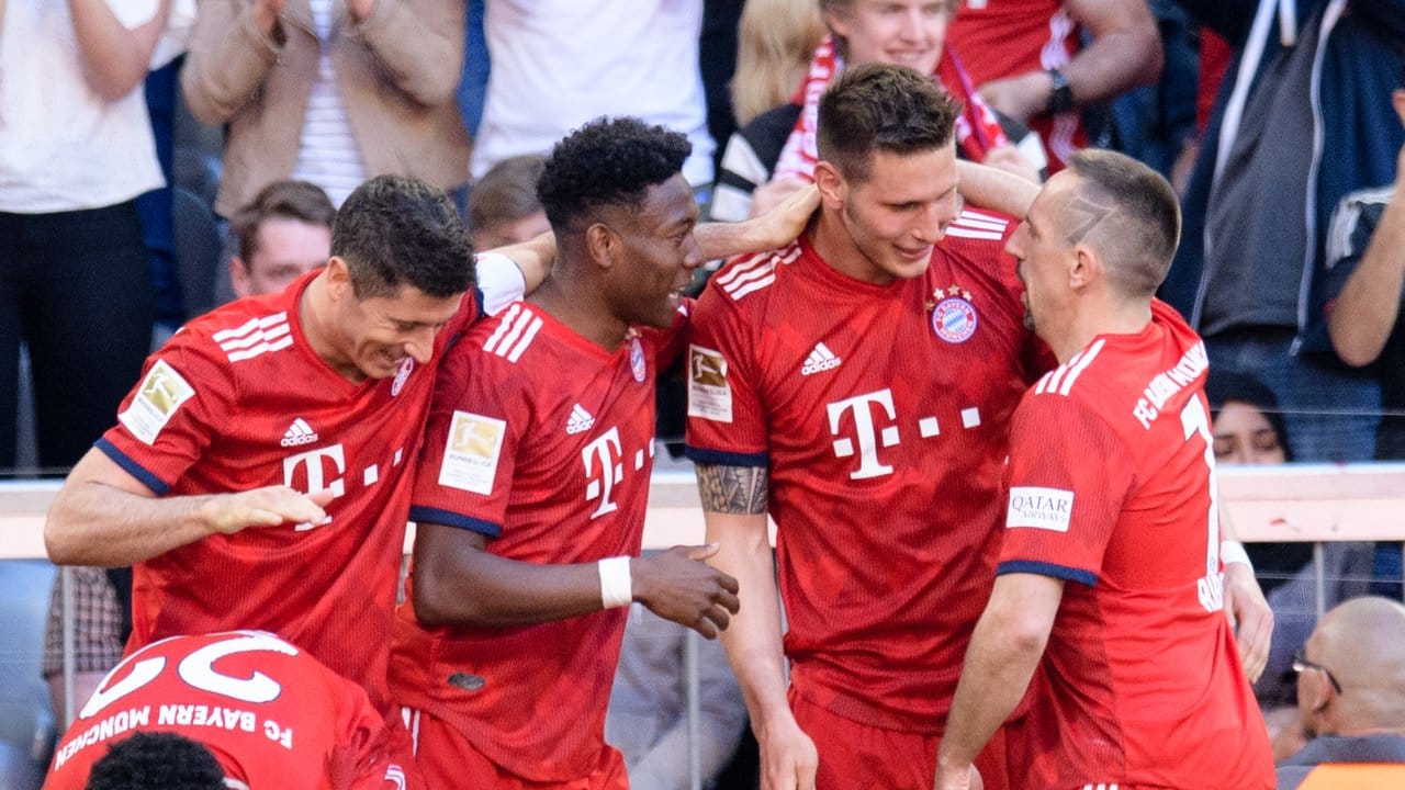 Der FC Bayern München legte im Meisterschaftsrennen dank des Treffers von Niklas Süle (2. Der FC Bayern München legte im Meisterschaftsrennen dank des Treffers von Niklas Süle (2.