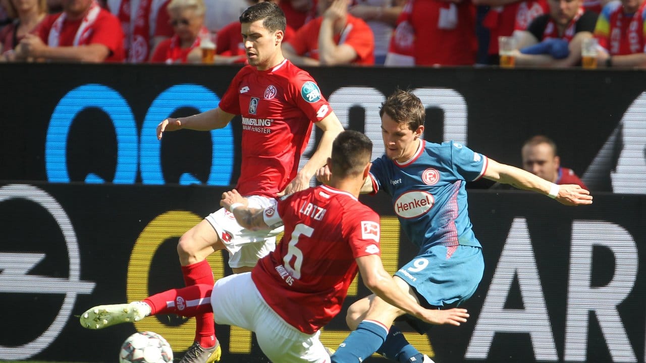 Fortuna-Profi Benito Raman (r) im Zeikampf mit dem Mainzer Danny Latza. Fortuna-Profi Benito Raman (r) im Zeikampf mit dem Mainzer Danny Latza.