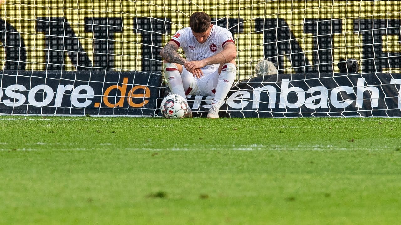 Der Nürnberger Tim Leibold sitzt frustriert nach dem 0:2 in Leverkusen im Tor.
