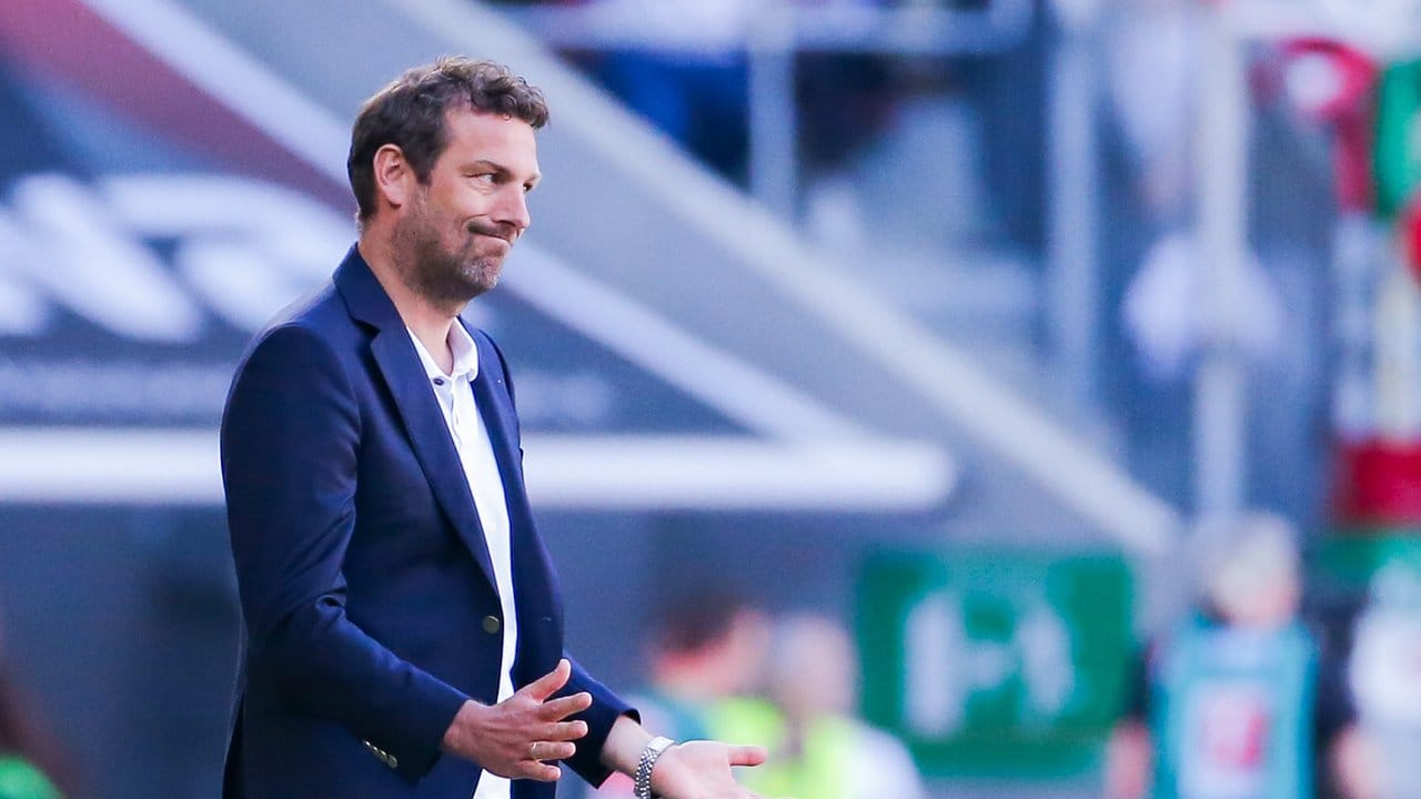 Markus Weinzierl musste nach dem 0:6 beim FCA als VfB-Trainer gehen. Markus Weinzierl musste nach dem 0:6 beim FCA als VfB-Trainer gehen.