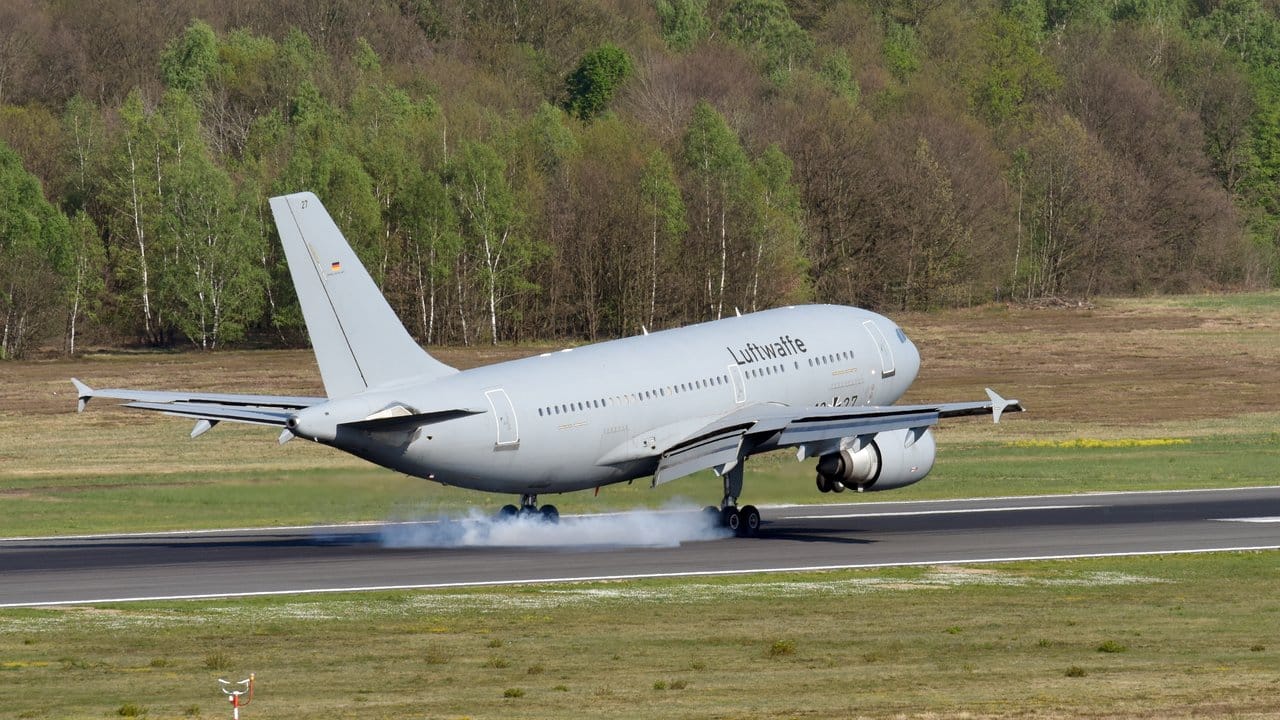 Die Maschine der Luftwaffe bei der Landung in Köln. Die Maschine der Luftwaffe bei der Landung in Köln.