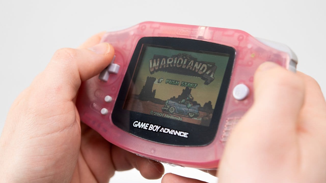 Spätere Modelle des Game Boy, hier ein Game Boy Advance, haben bereits Farbdisplays und aufladbare Akkus.