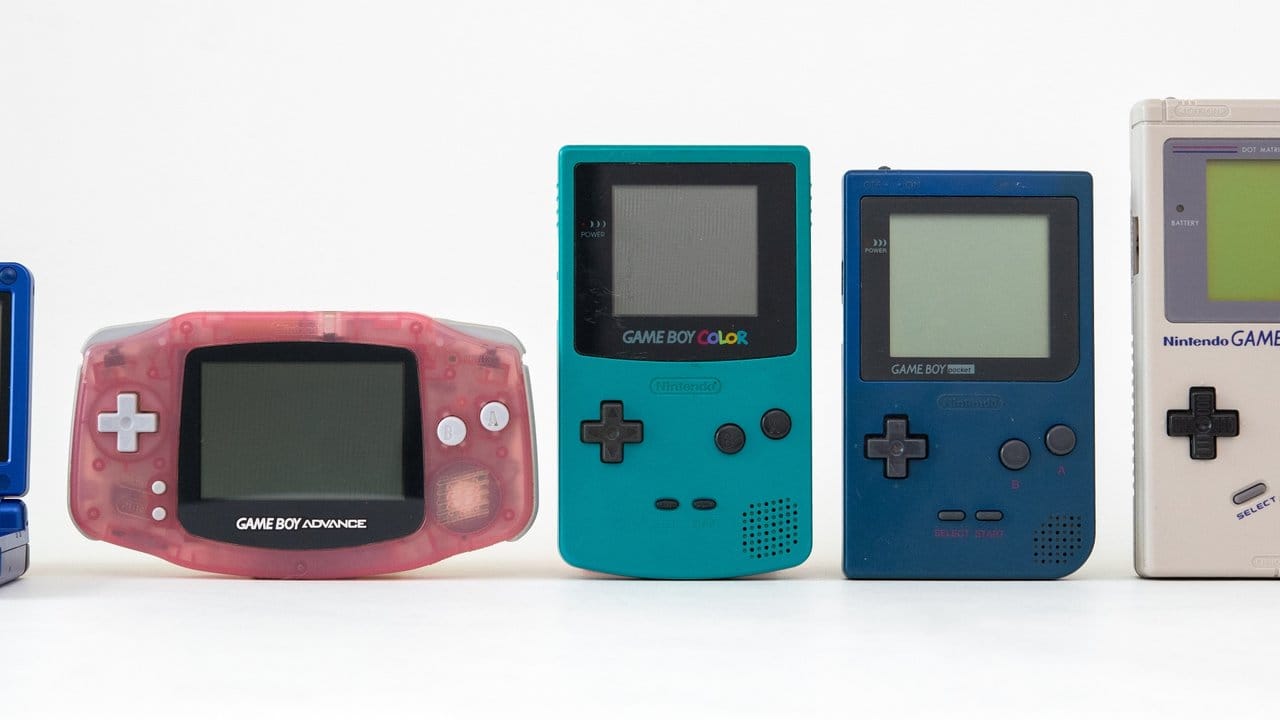 Aufstellung verschiedener Game-Boy-Generationen: Der Game Boy Advance SP (l-r), der Game Boy Advance, Game Boy Color, Game Boy Pocket und der Game Boy Classic.