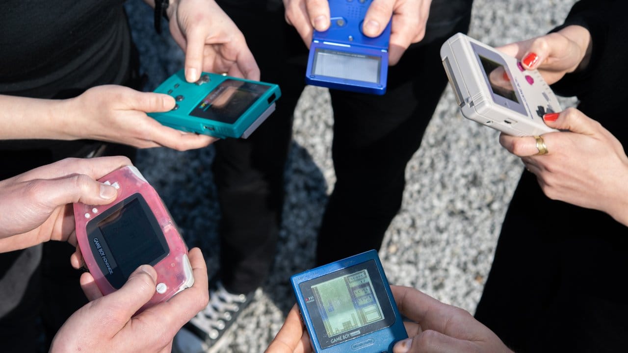 Generationen des Game Boy: Der erste Game Boy (r, folgende im Uhrzeigersinn), der Game Boy Pocket, der Game Boy Advance, der Game Boy Color und der Game Boy Advance SP.