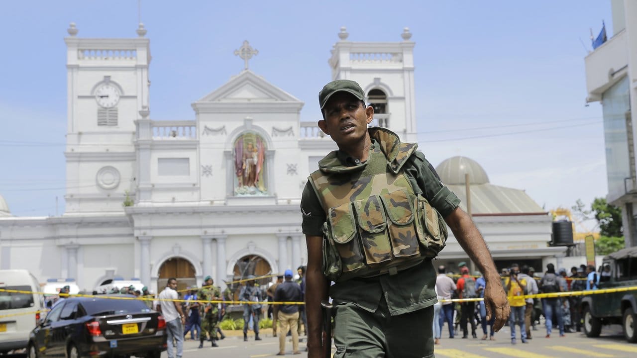 Soldaten der sri-lankischen Armee sichern das Gebiet um den St.
