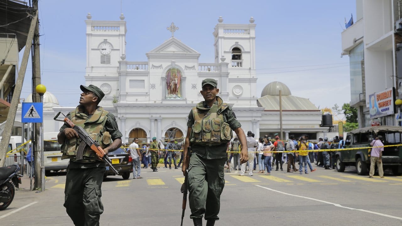 Soldaten der sri-lankischen Armee sichern das Gebiet um den St.