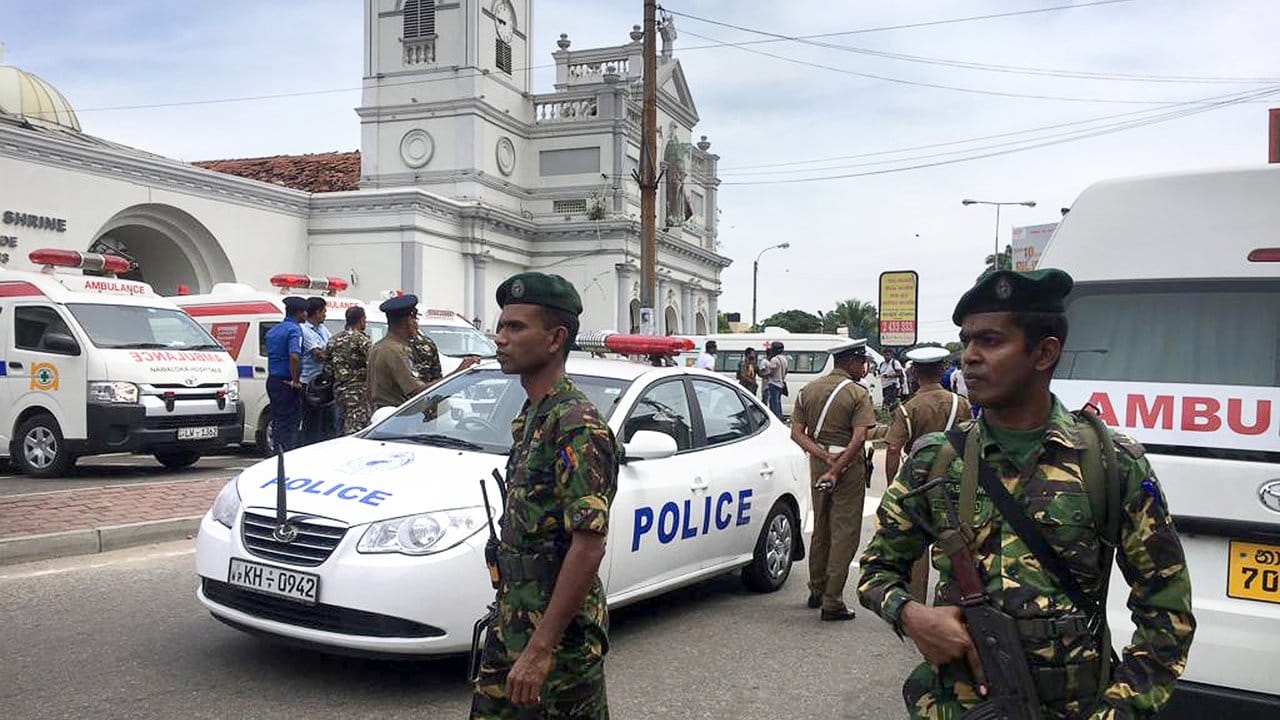 Bei Explosionen in Kirchen und Luxushotels in Sri Lanka sind mehrere Menschen getötet und mindestens 160 Menschen verletzt worden.