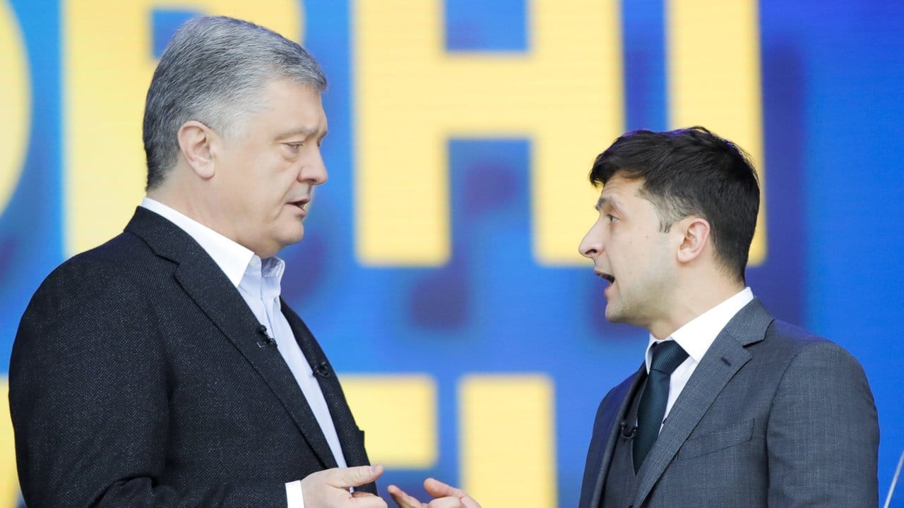 Petro Poroschenko (l), Präsident der Ukraine, und sein Herausforderer Wolodymyr Selenskyj diskutieren bei einer Debatte im Olympiastadion.