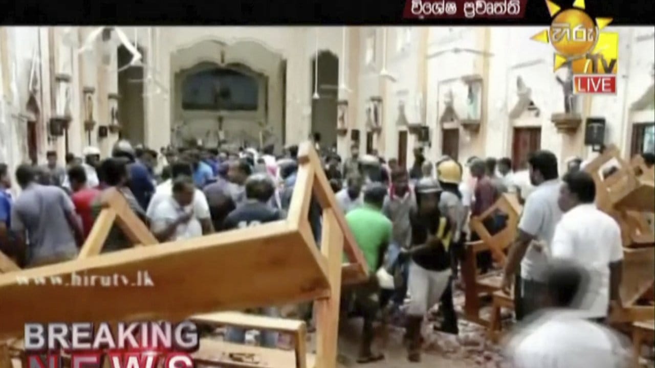 Dieses Standbild aus einem Video von Hiru TV zeigt Rettungskräfte (M), die nach einer Explosion Verletzte aus einer Kirche bringen.
