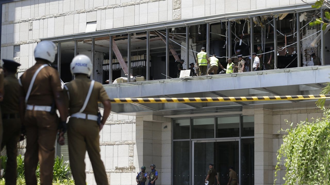 Fachleute von Polizei und Militär inspizieren einen Explosionspunkt im Hotel Shangri-la Colombo.
