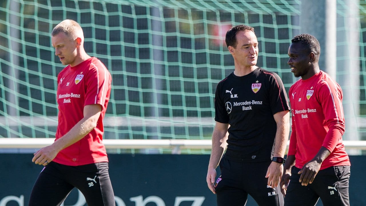 Amtsantritt: Weinzierl-Nachfolger Nico Willig (M) bei seinem ersten Training mit den VfB-Profis.