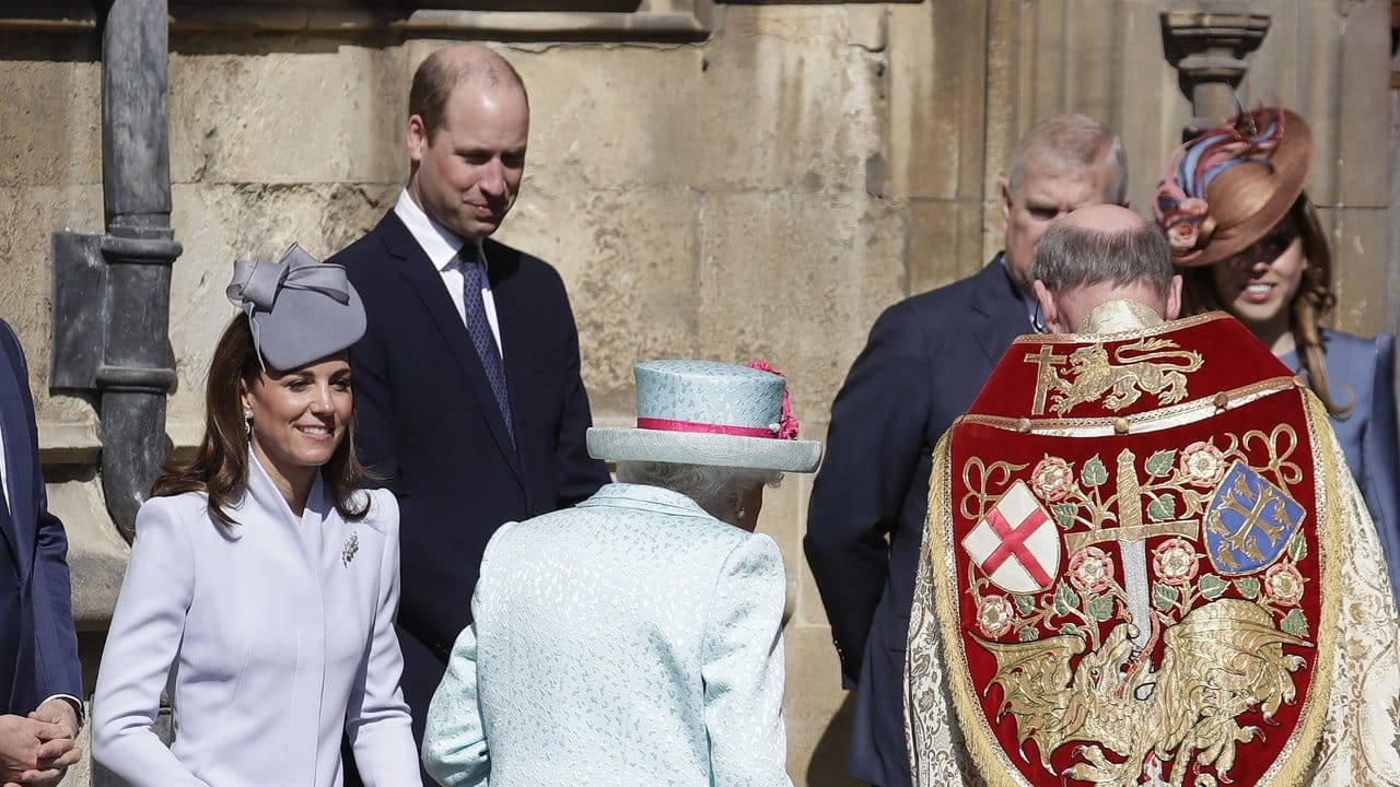 Prinz William und seine Frau Herzogin Kate (l) begrüßen Königin Elisabeth II.
