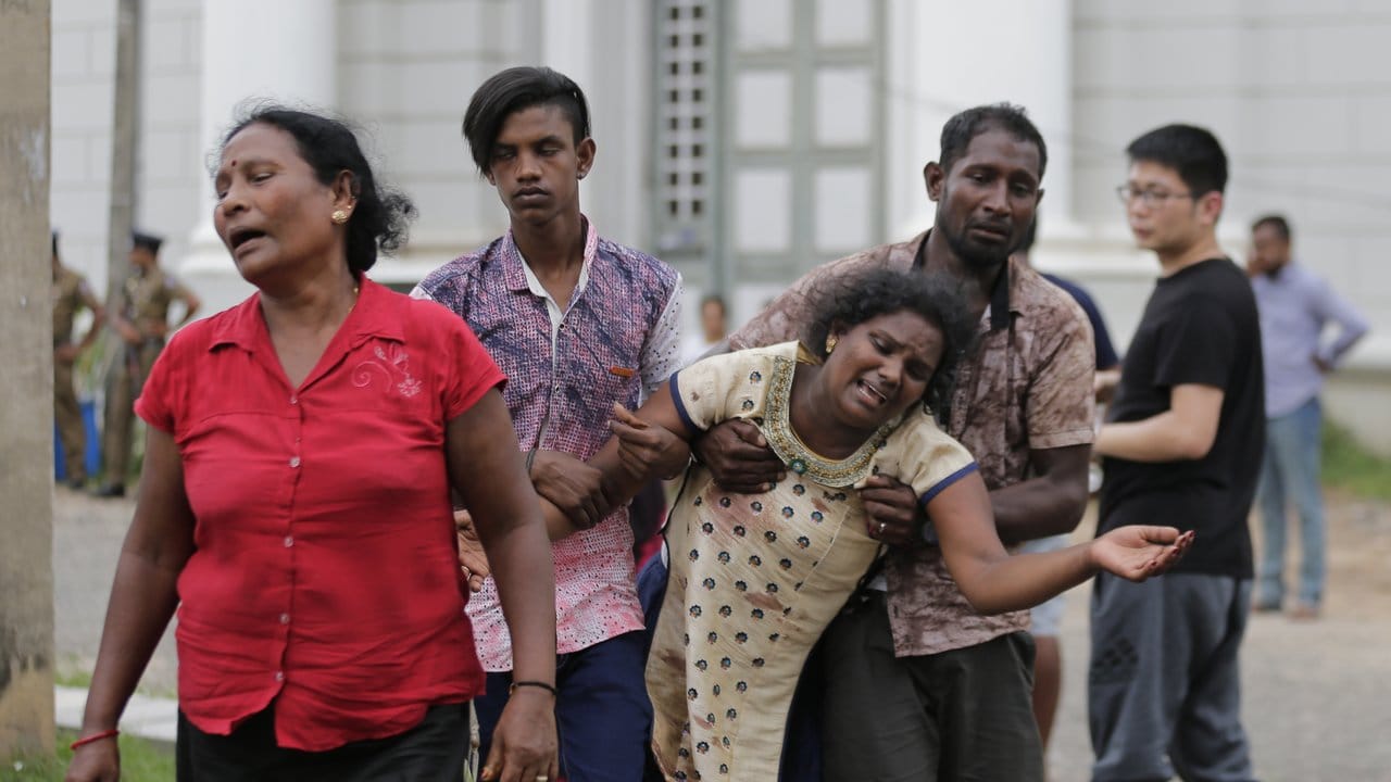 Verwandte eines Sprengstoffopfers trauern vor einer Leichenhalle in Colombo.