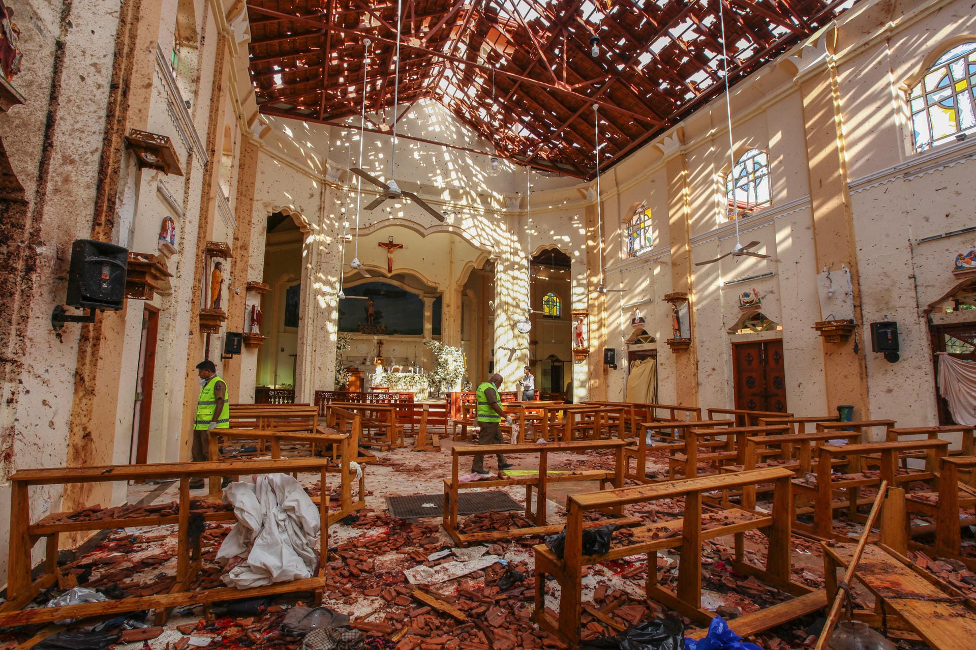 Zerstörungen in der Kirche St. Sebastian Negombo: Das Gotteshaus in der Stadt nördlich von Colombo war war zeitgleich mit zwei anderen Kirchen und drei Hotels angegriffen worden.