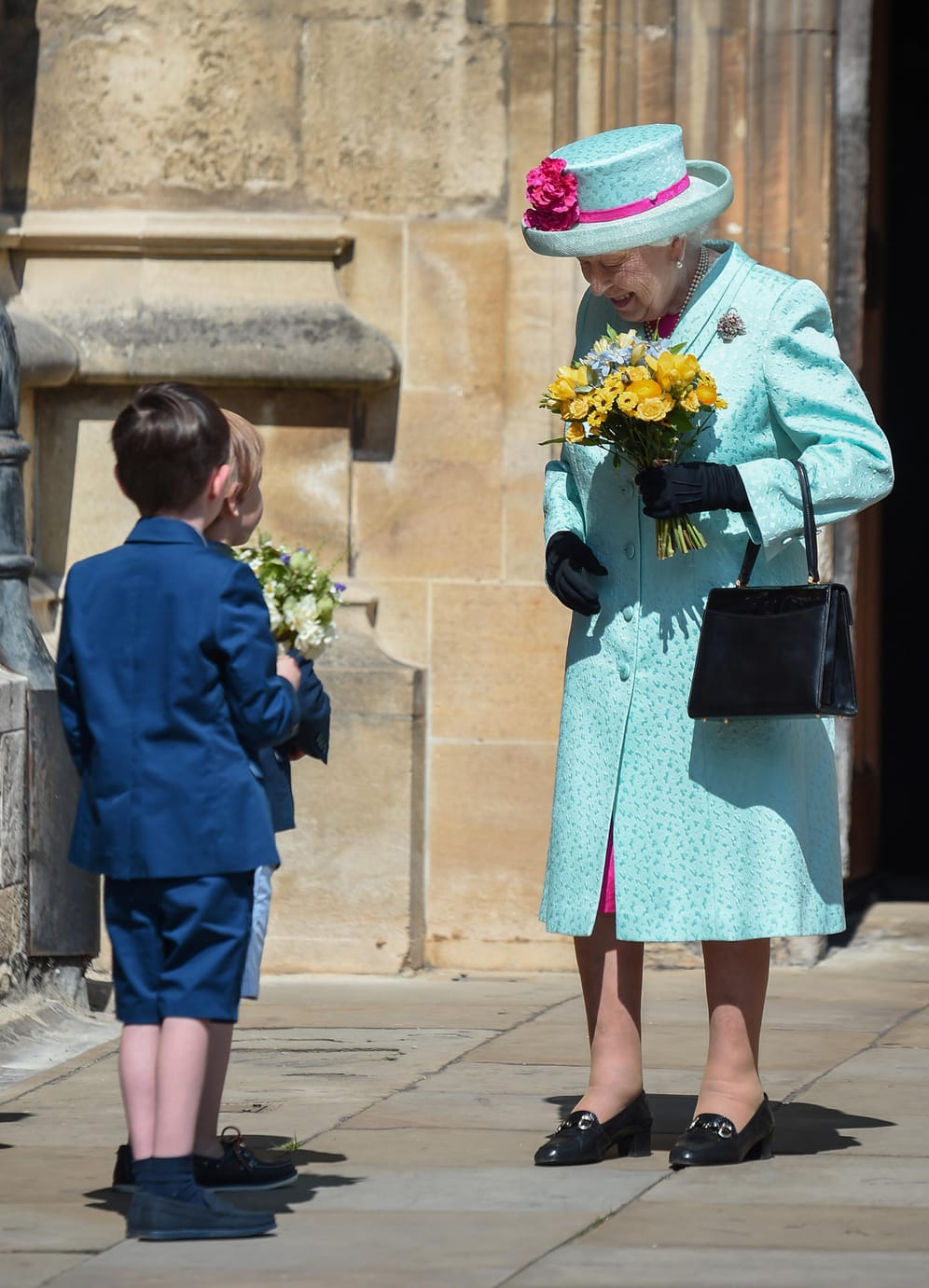 Für die Ostermesse entschied sich die britische Monarchin für ein knalliges Outfit.