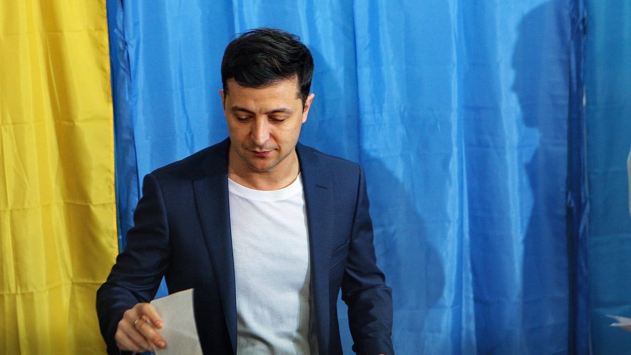 Wolodymyr Selenskyj wirft seinen Stimmzettel in eine Wahlurne.