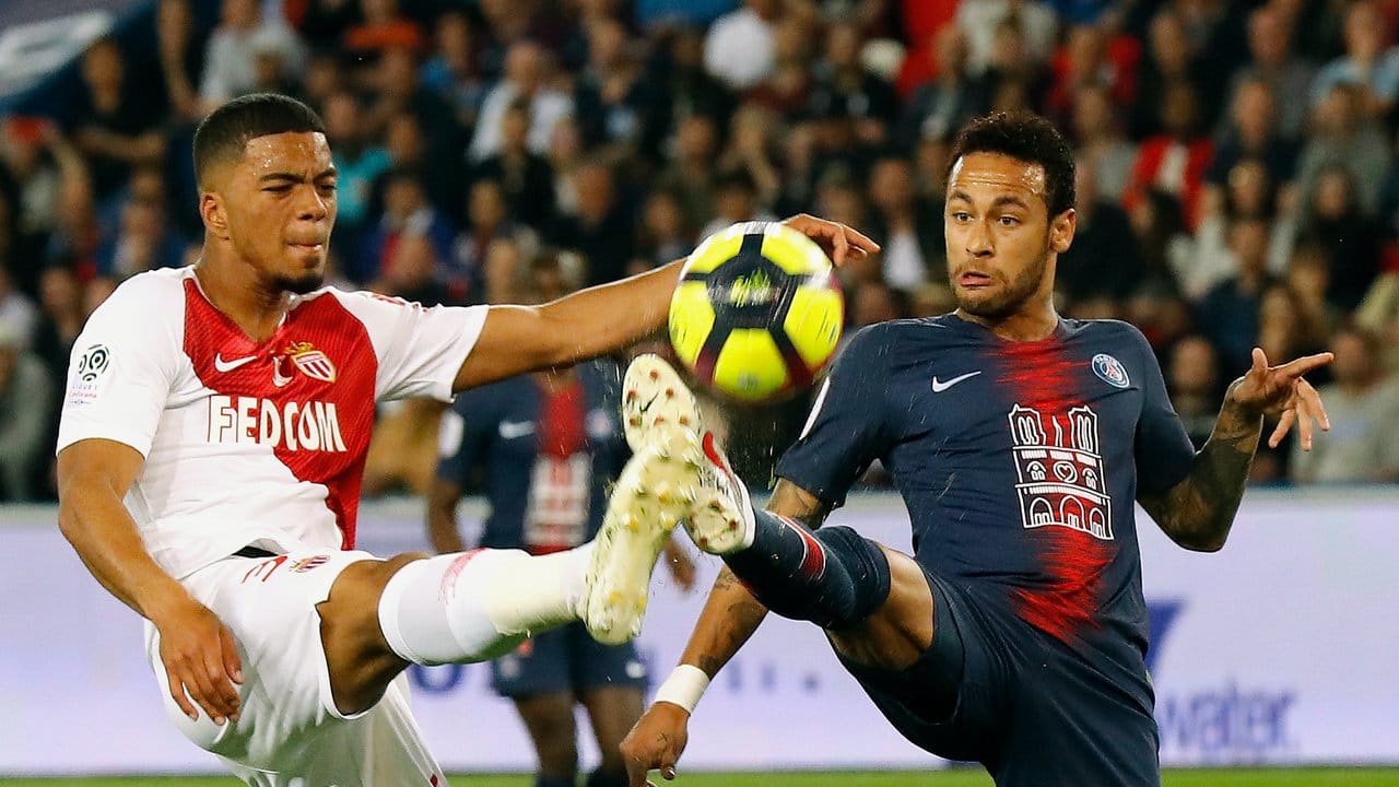 Neymar (r) von PSG und Robert Navarro von Monaco kämpfen um den Ball.
