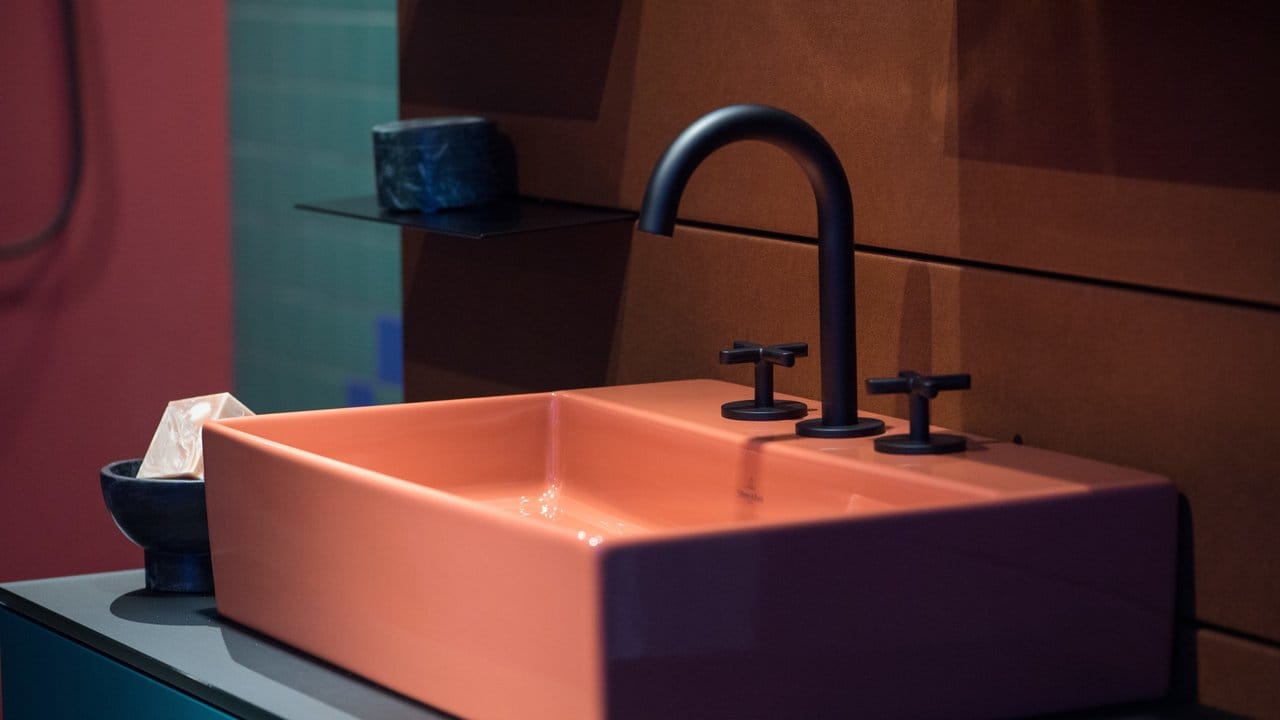 Waschbecken werden nun langsam auch in kräftigen Farben angeboten, dazu passen die neuen schwarzen Armaturen - hier ein Beispiel von Villeroy & Boch, designt von Gesa Hansen. Waschbecken werden nun langsam auch in kräftigen Farben angeboten, dazu passen die neuen schwarzen Armaturen - hier ein Beispiel von Villeroy & Boch, designt von Gesa Hansen.