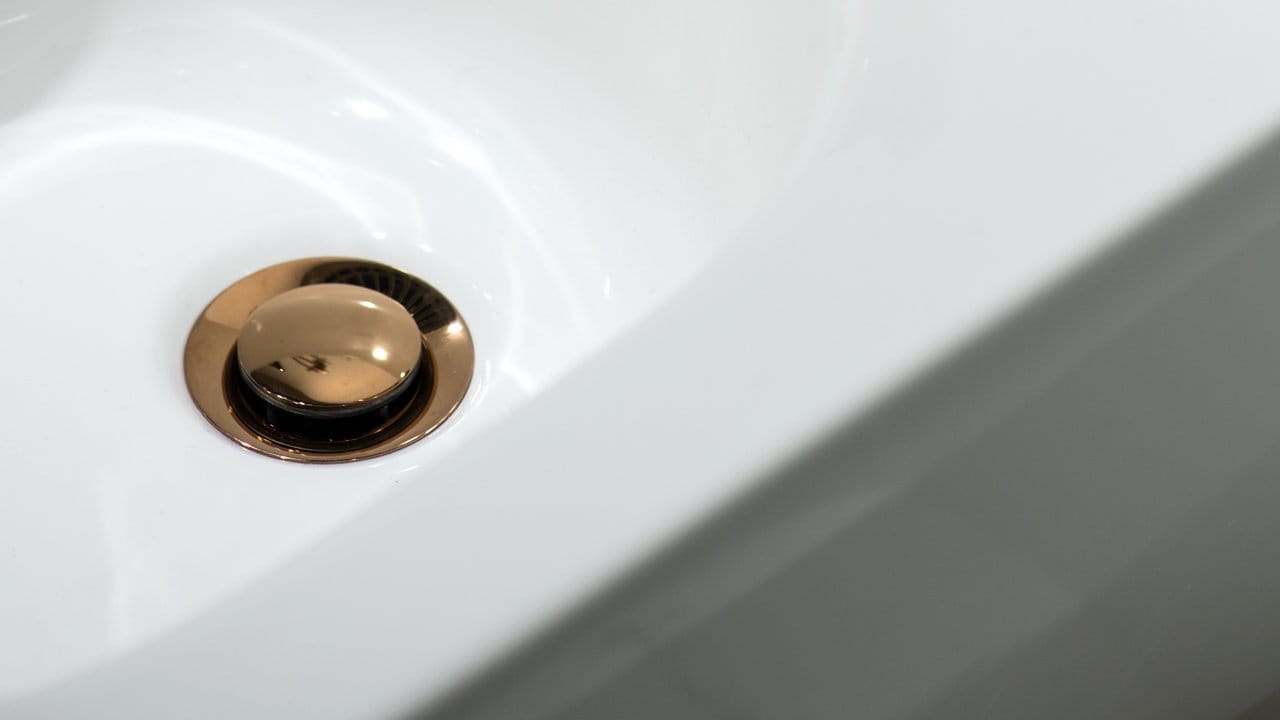 Nicht nur der Wasserhahn sollte gold sein, auch die weiteren Elemente eines Beckens sollte farblich dazu passen - wie der Stöpsel des Abflusses. Nicht nur der Wasserhahn sollte gold sein, auch die weiteren Elemente eines Beckens sollte farblich dazu passen - wie der Stöpsel des Abflusses.