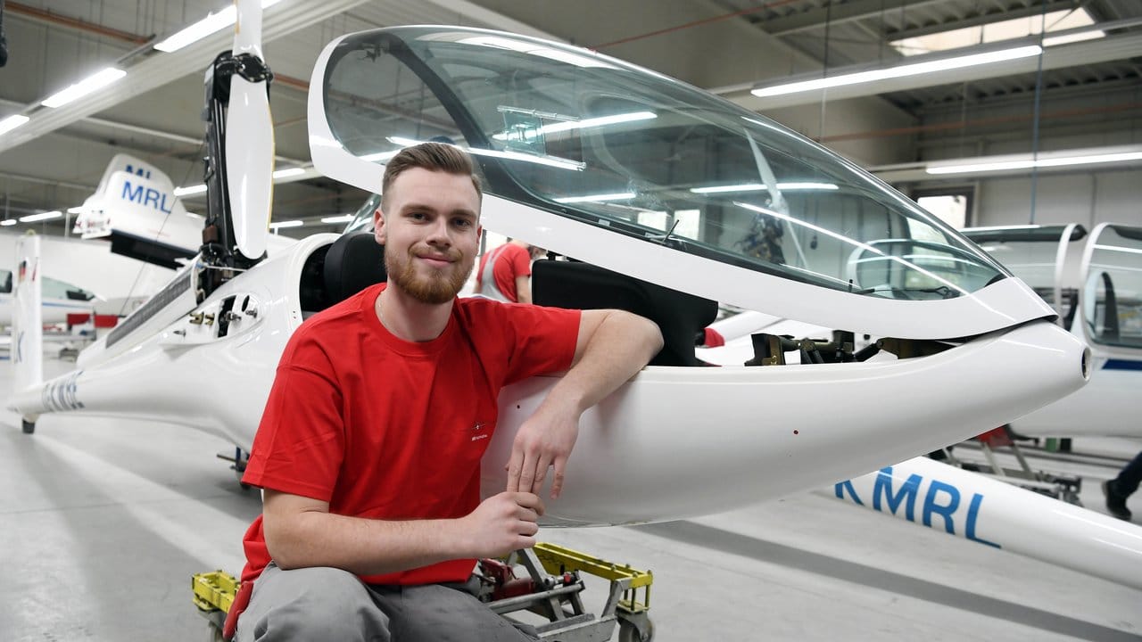 Er lernt, wie Segelflugzeuge und Ultraleichtfluggeräte sicher abheben: Felix Frölich macht eine Ausbildung zum Leichtflugzeugbauer bei der Firma DG Flugzeugbau in Bruchsal.