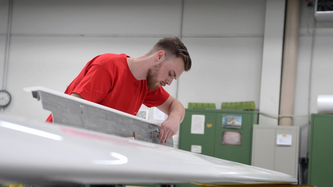 Felix Frölich lernt in seiner Ausbildung als Leichtflugzeugbauer, wie man Segelflugzeuge oder Motorsegler herstellt: Hier montiert er eine Bremsklappe.