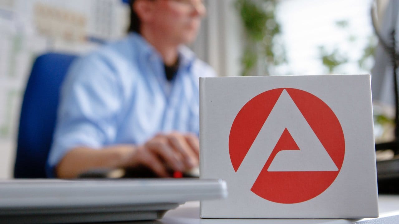 Eine Umschulung sollte genau geplant sein: Dazu vereinbaren Interessierte am besten einen Beratungstermin in der Agentur für Arbeit. Eine Umschulung sollte genau geplant sein: Dazu vereinbaren Interessierte am besten einen Beratungstermin in der Agentur für Arbeit.