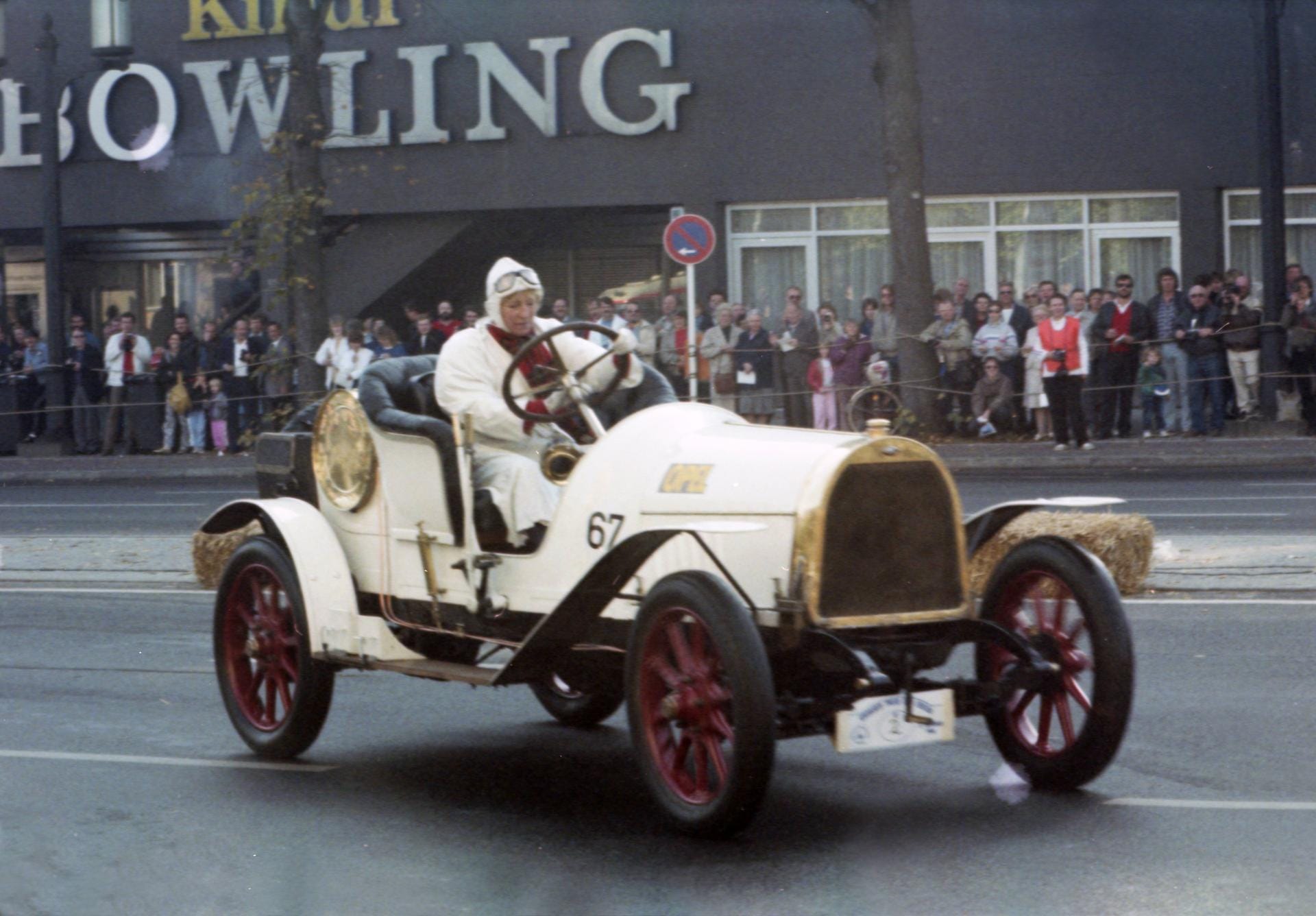 Hier fuhr sie bei einer Parade mit einem ihrer Oldtimer – entstanden ist das Foto im Jahr 1987.