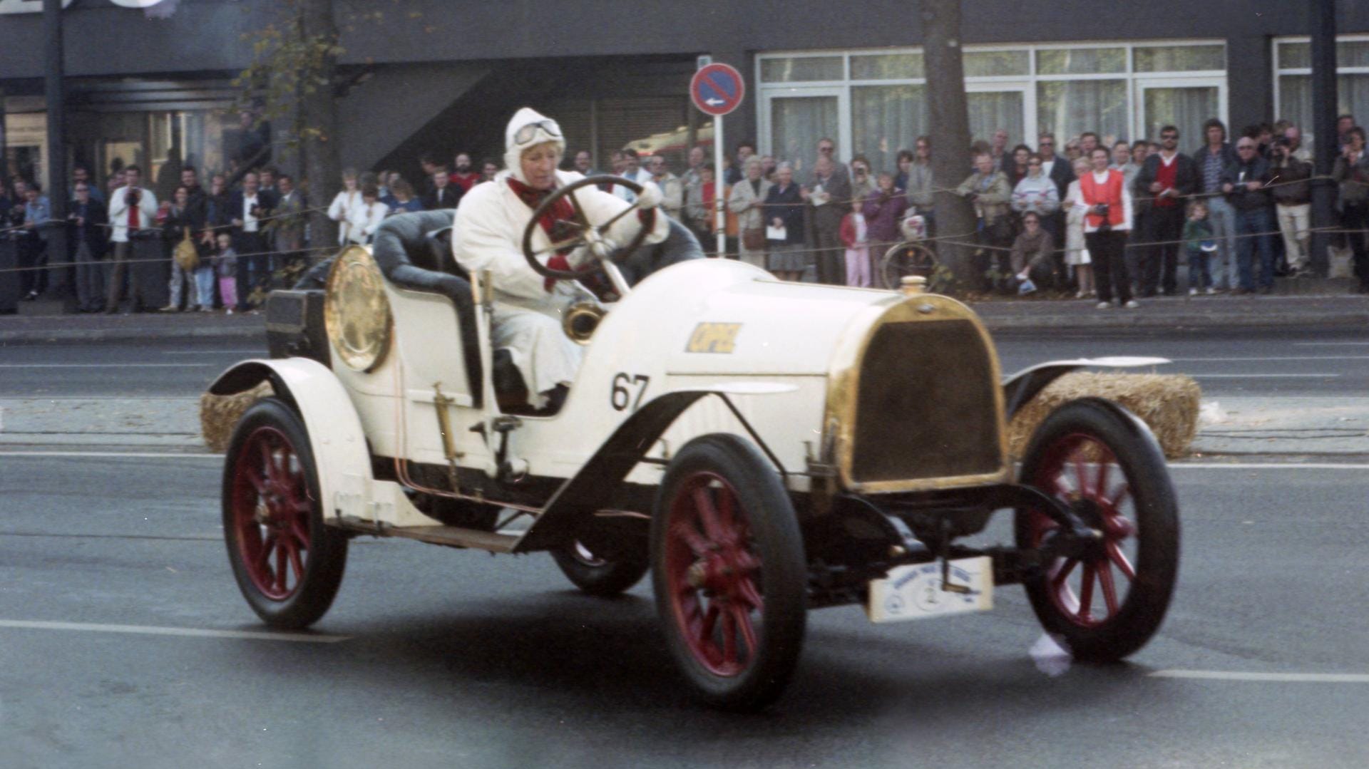 Hier fuhr sie bei einer Parade mit einem ihrer Oldtimer – entstanden ist das Foto im Jahr 1987.