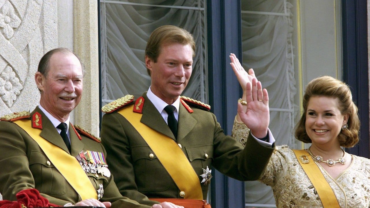 Großherzog Jean (l) mit Henri von Luxemburg (M) und dessen Frau Maria Teresa (r) im Jahr 2000 auf dem Balkon des Palais.