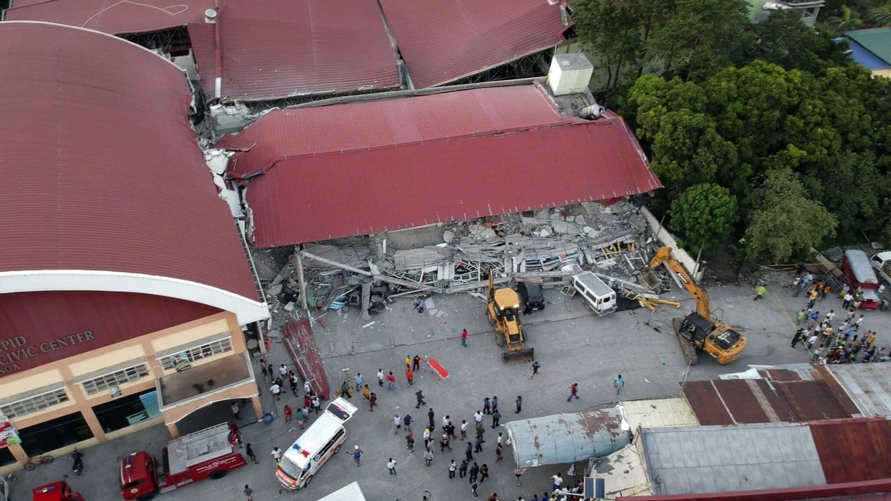 Unter anderem war am Montag in der Stadt Porac nördlich der Hauptstadt Manila ein vierstöckiges Gebäude eingestürzt, in dem sich auch ein Supermarkt befand. Unter anderem war am Montag in der Stadt Porac nördlich der Hauptstadt Manila ein vierstöckiges Gebäude eingestürzt, in dem sich auch ein Supermarkt befand.