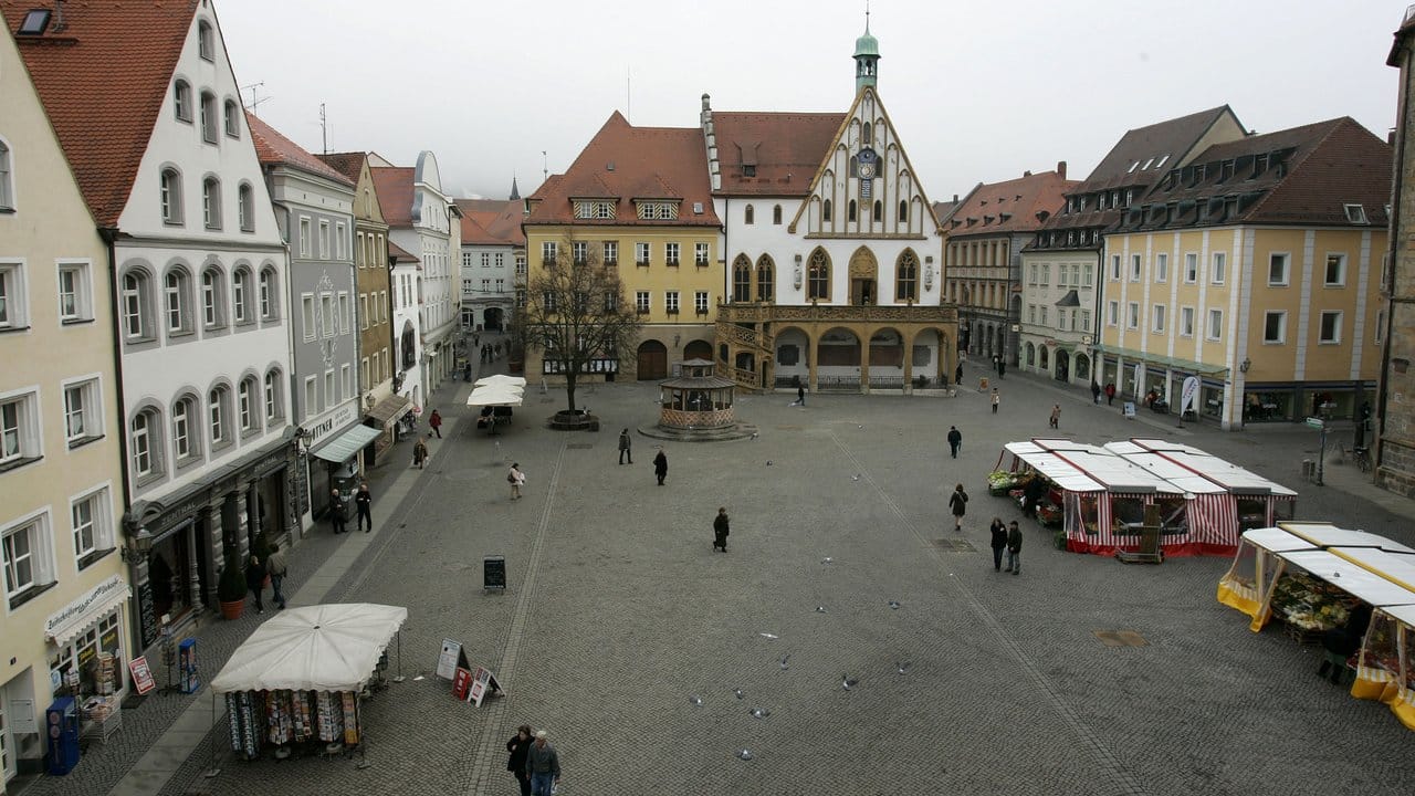 Blick über den Marktplatz und auf das Rathaus in Amberg.