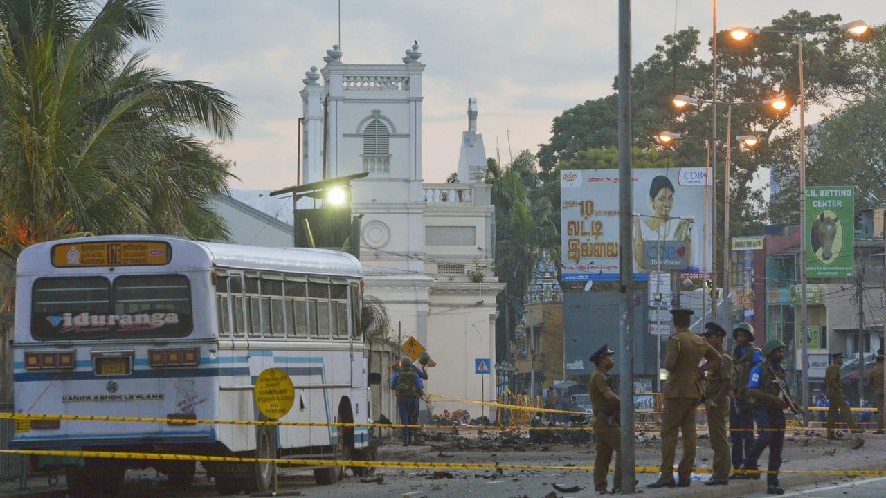 Sicherheitskräfte sperren eine Straße in Colombo ab.