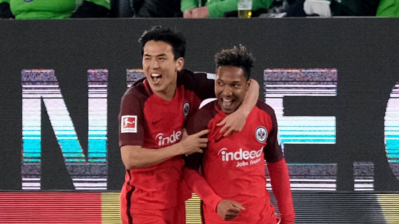 Da lagen die Frankfurter noch vorn: Jonathan de Guzman bejubelt sein Tor zum 1:0 beim VfL Wolfsburg mit Makoto Hasebe (l).