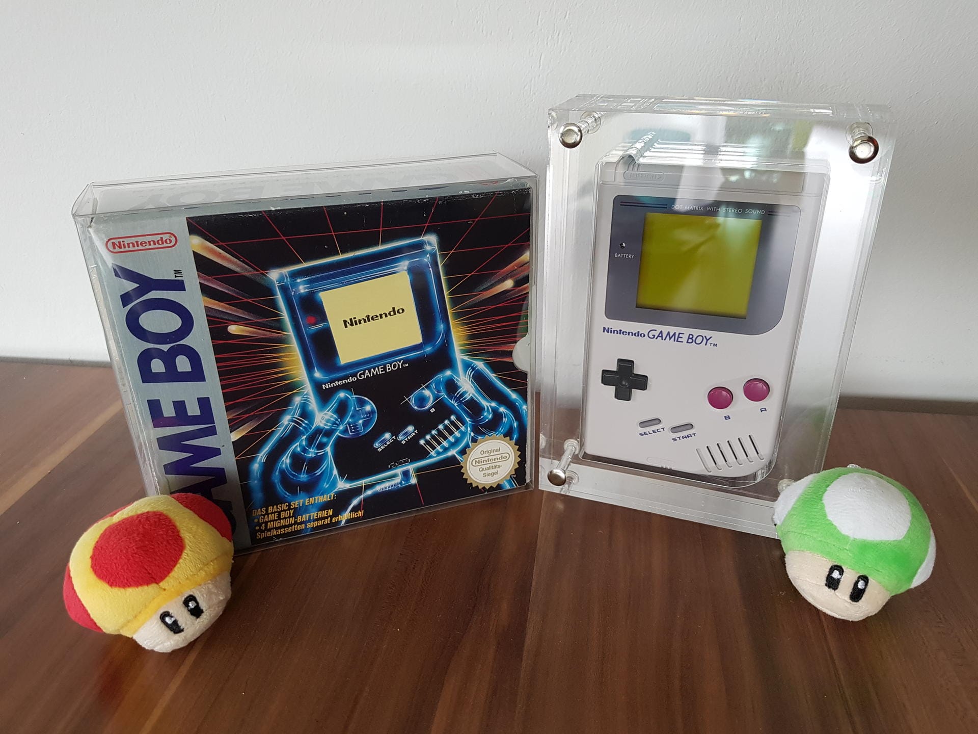 Ein Game Boy und ein Spiel stehen auf dem Tisch.