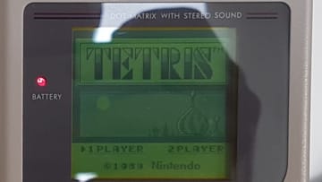 Der Game Boy mit dem Spiel "Tetris" in Nahaufnahme.