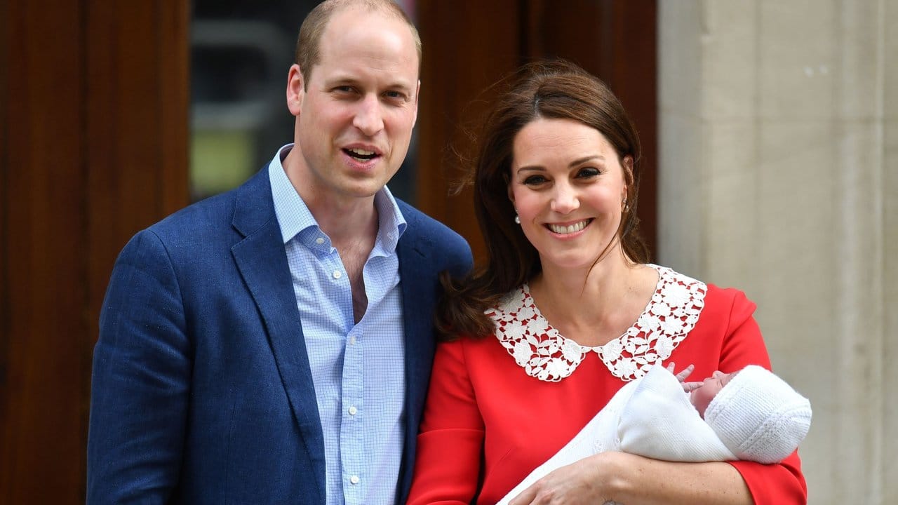 Der britische Prinz William und Herzogin Kate mit ihrem neugeborenen Sohn Prinz Louis vor dem St.