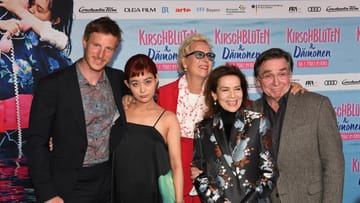 Gemeinsam mit Golo Euler, Aya Irizuki, Doris Dörrie, Hannelore und Elmar Wepper stand Hannelore Elsner für den Film "Kirschblüten und Dämonen" vor der Kamera.
