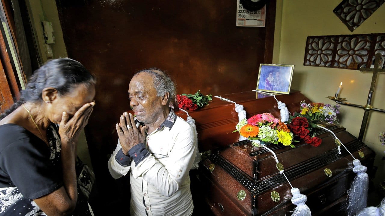 Eine sri-lankische Familie trauert in Colombo neben den Särgen von drei Familienmitgliedern, die alle Opfer der Bombenanschläge am Ostersonntag wurden.