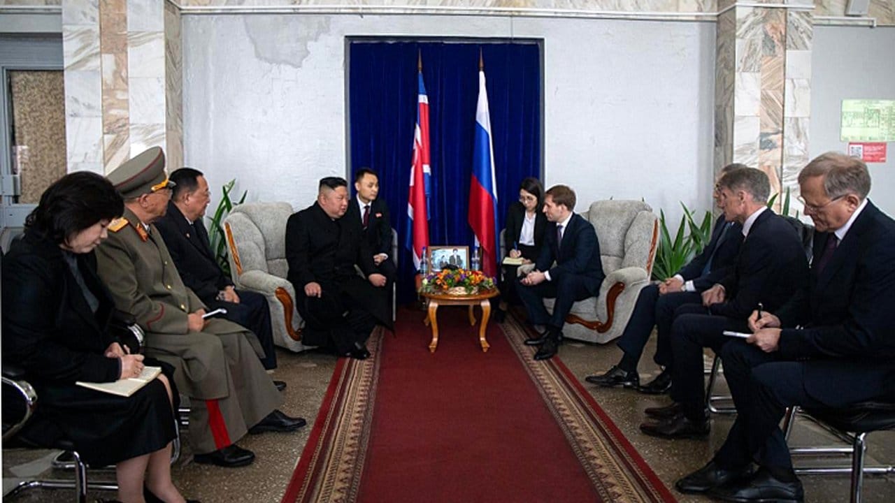 Kim Jong Un spricht bei seinem ersten Staatsbesuch in Russland mit Regierungsvertretern in Chassan.
