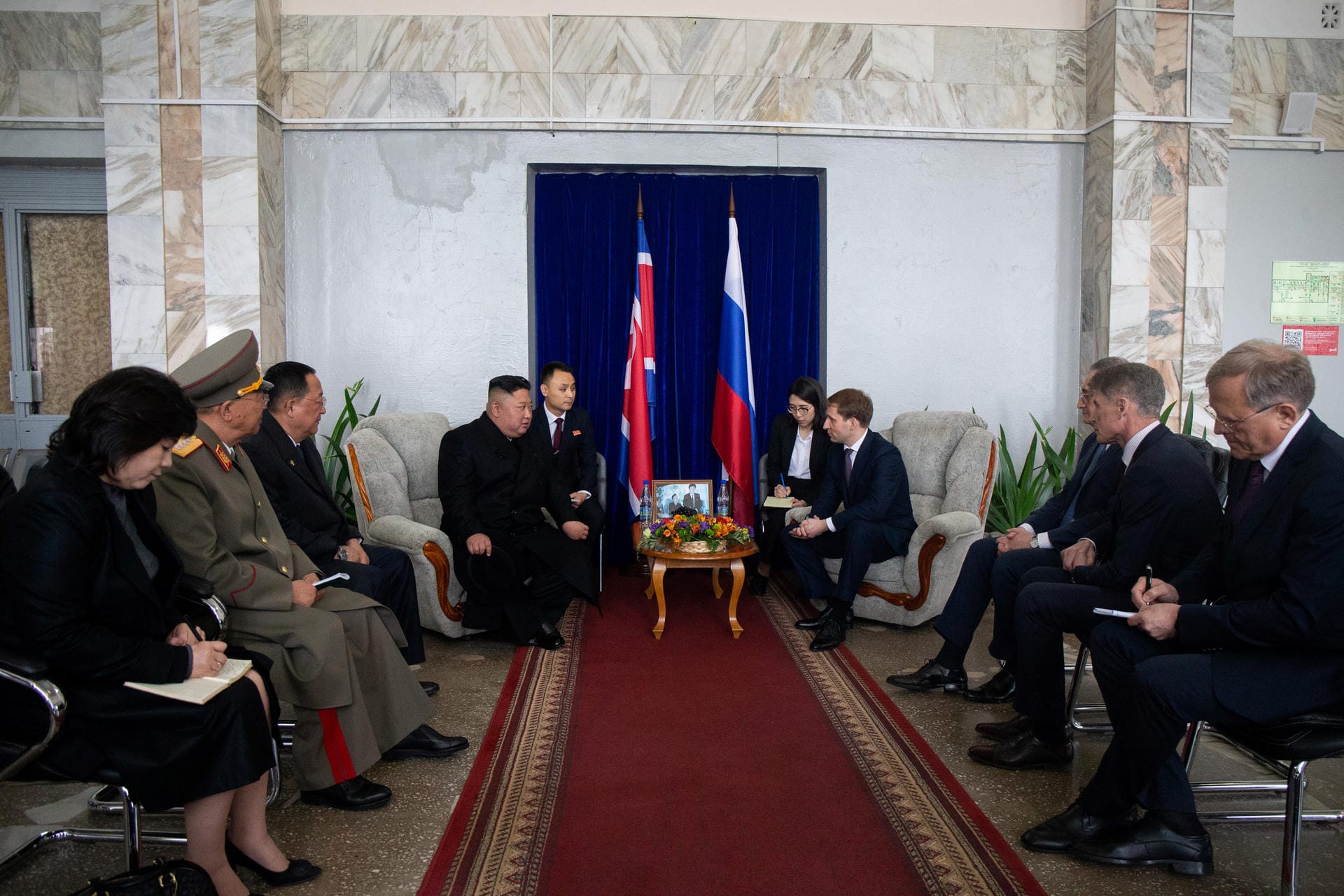 Nach Gesprächen Kims mit Minister Alexander Koslow ging es für Kim dann weiter nach Wladiwostok.