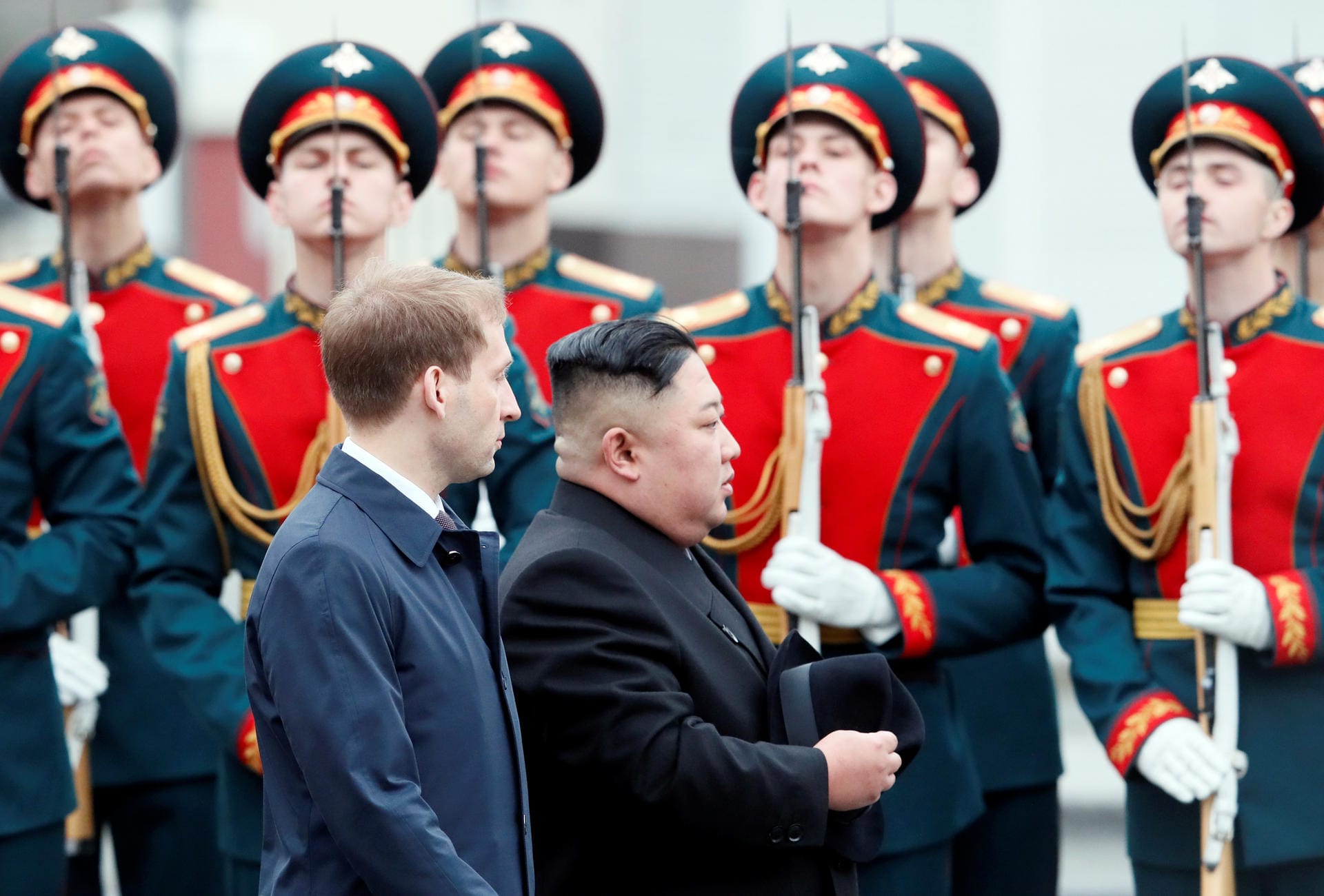 Nordkoreas Machthaber wurde durch das Militär begrüßt. Eine Militärkapelle spielte die Hymnen Nordkoreas und Russlands.