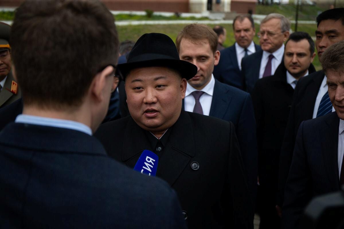 Kim sprach auch mit wartenden Reportern russischer Medien. Er wolle mit dem russischen Präsidenten über das nordkoreanische Atomprogramm sprechen, sagte Kim nach Angaben des TV-Kanals. "Ich hoffe, dass der Besuch erfolgreich und nützlich sein wird", sagte Kim.